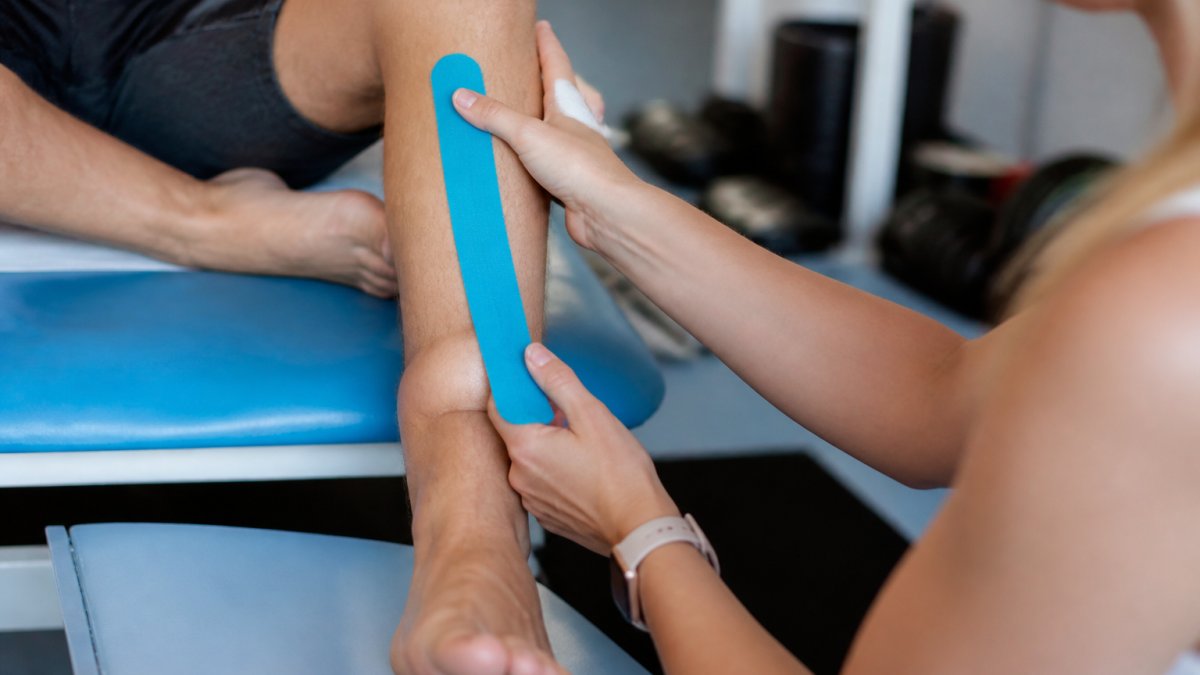 Diagram showing how to tape shins for running support by applying kinesiology strips to the lower leg.