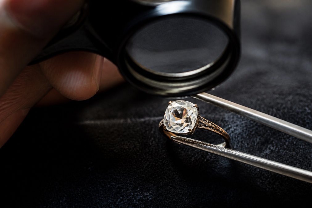 Diagram showing the large culet and rounded corners of a cushion-shaped diamond under magnification.