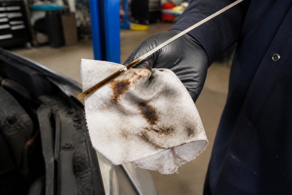 How to Tell If Transmission Fluid Is Burnt: 7 Signs