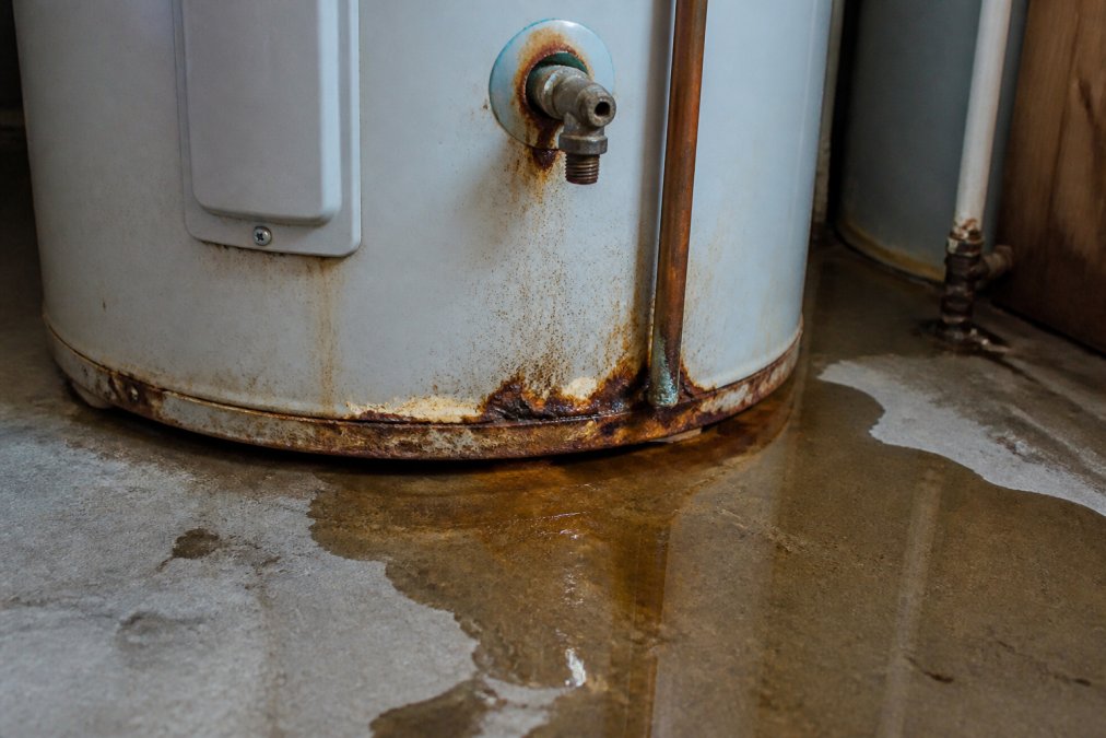 Diagram showing rust and water pooling at the base of a unit when a water heater needs replacement.