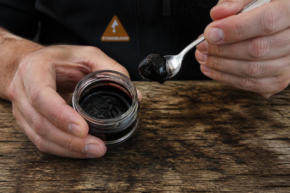 Visual guide for testing shilajit purity by examining the resin consistency, color, and texture on a spoon.