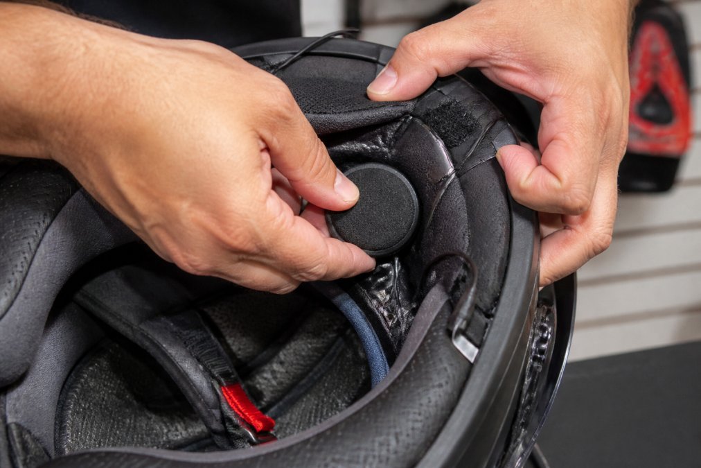 Diagram showing how to install speakers for bluetooth communication into motorcycle helmet ear pockets