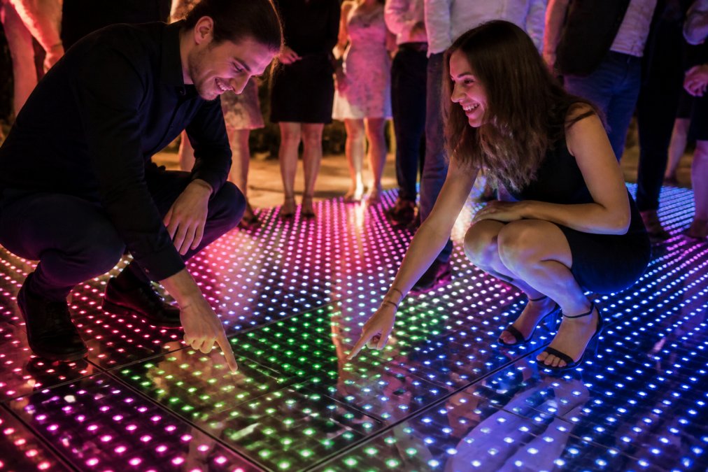 Close-up van LED-pixels op dansvloer met kleurrijke effecten, technische details zichtbaar, professionele fotografie