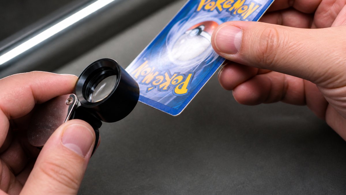 Step-by-step guide on using a loupe to inspect corner wear and surface texture on a raw trading card
