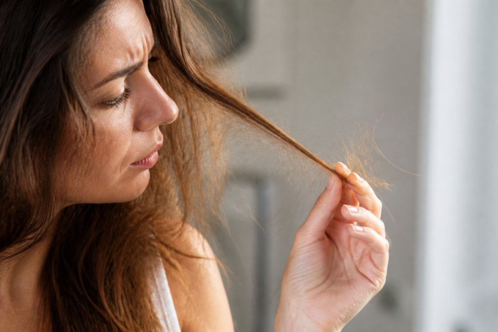 Diagram illustrating how fine, frizzy hair reacts to an anti-frizz treatment process
