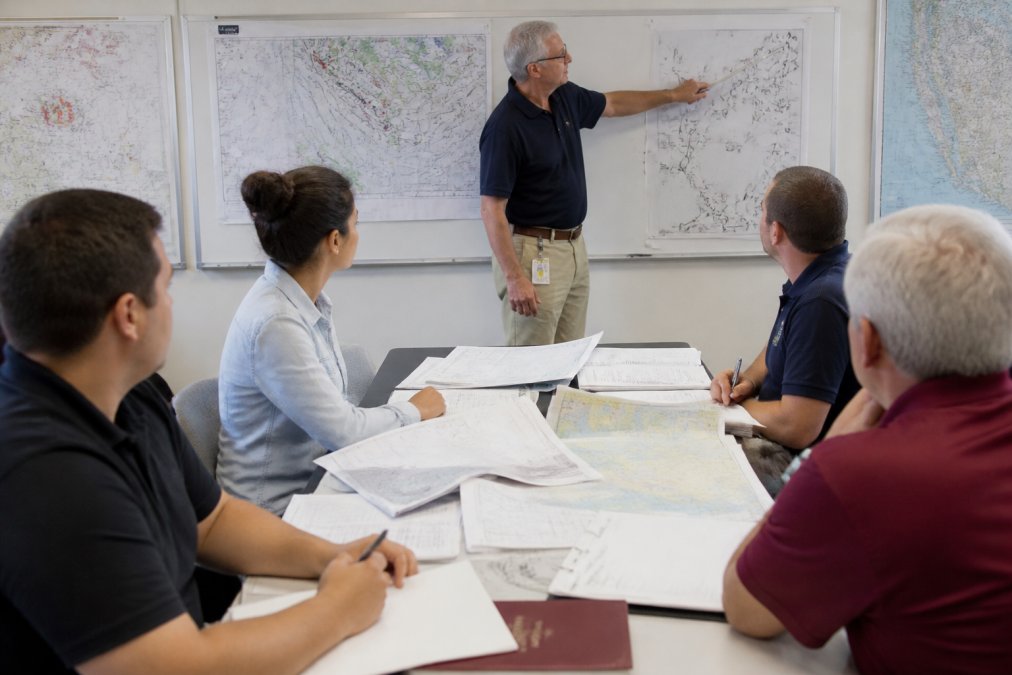 Instructor explaining flight plans to students as an alternative to Gleim online ground school