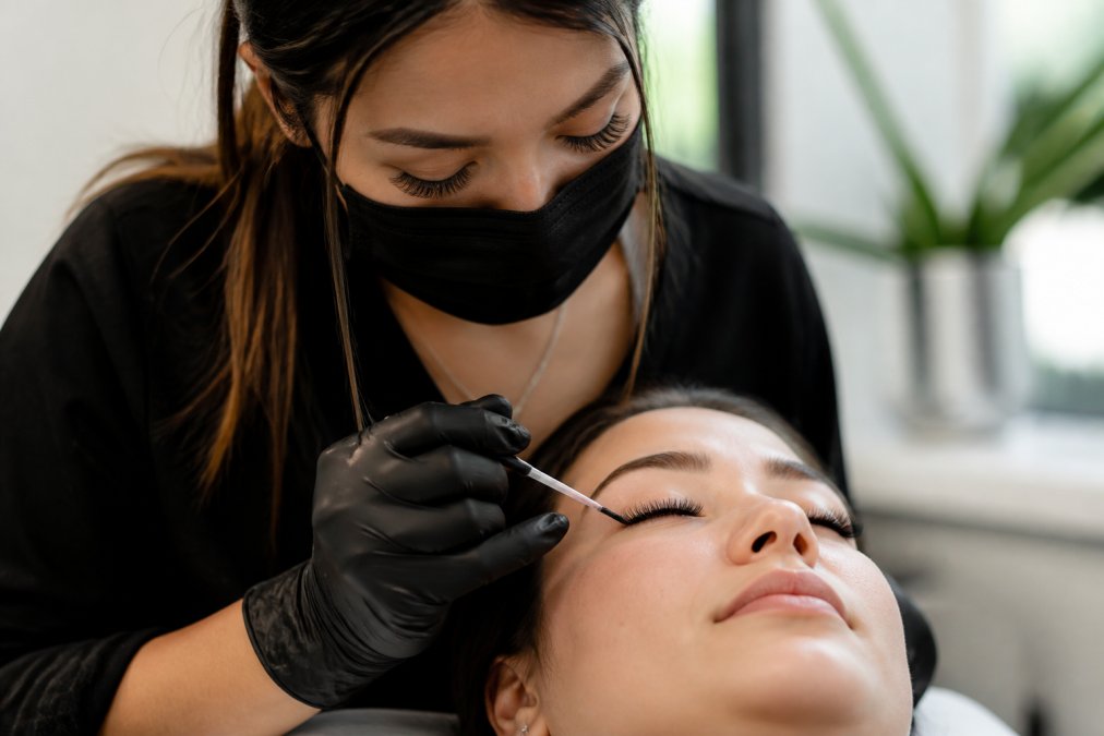 Lash artist applying clear sealant to extensions to show is lash extension sealant worth it for retention