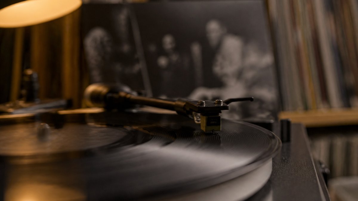 Turntable stylus tracking through vinyl record grooves for optimal vinyl sound quality under warm lamp light