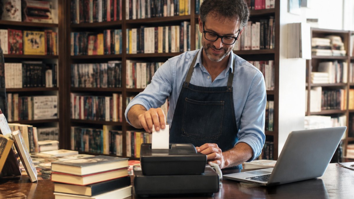 Libraio registra lo scontrino nel gestionale per il calcolo dell'IVA libri in una libreria indipendente
