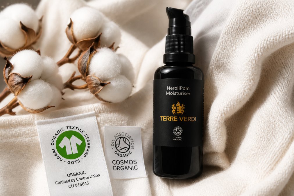 Detailní záběr na certifikovanou bio bavlnu s GOTS štítkem, díky kterému lze snadno poznat bio produkty a jejich kvalitu.