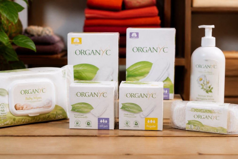 Detailní záběr na ekologické produkty s certifikací Cosmos Organic, které pomáhají pochopit, jak poznat netoxickou drogerii