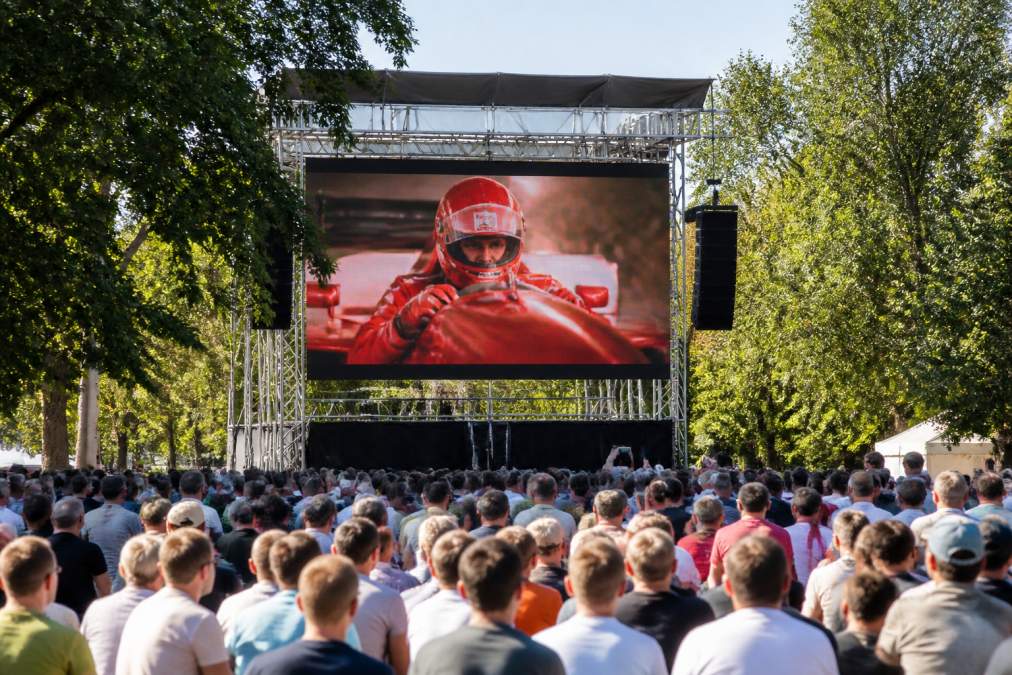 Live evenement met groot LED-scherm dat informatie en videobeelden toont aan het publiek onder daglicht, met duidelijke zichtbaarheid en mensen die naar het scherm kijken