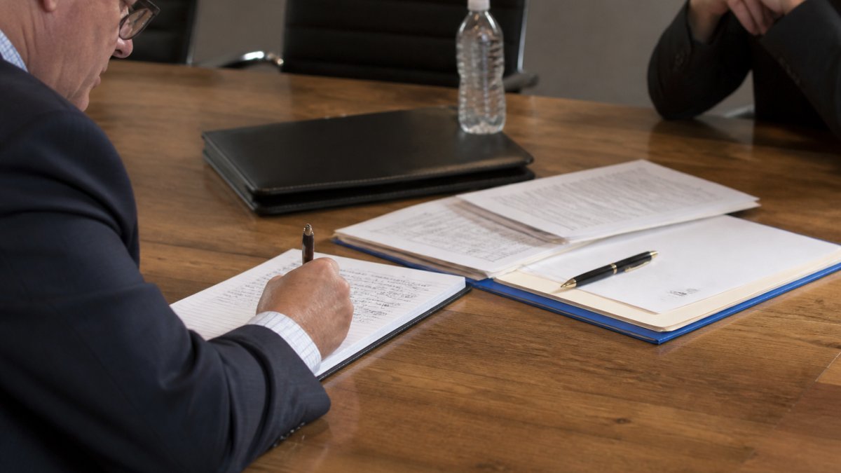Flowchart detailing the essential components to include in executive session minutes for board meetings.