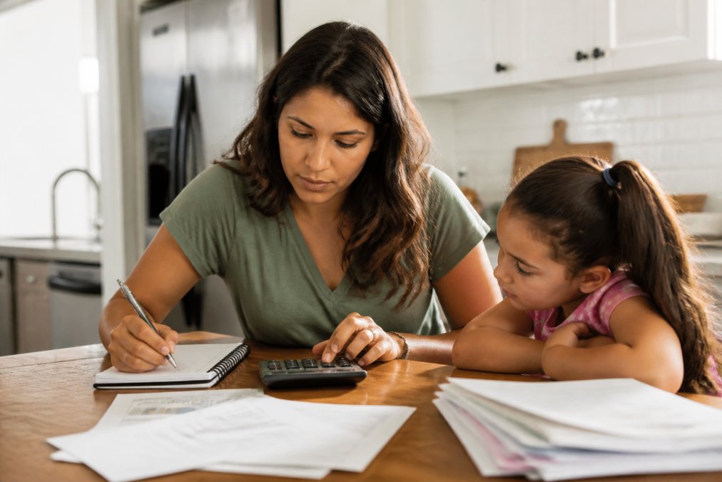 Infographic showing steps to calculate life insurance for single parents using household expenses and income data