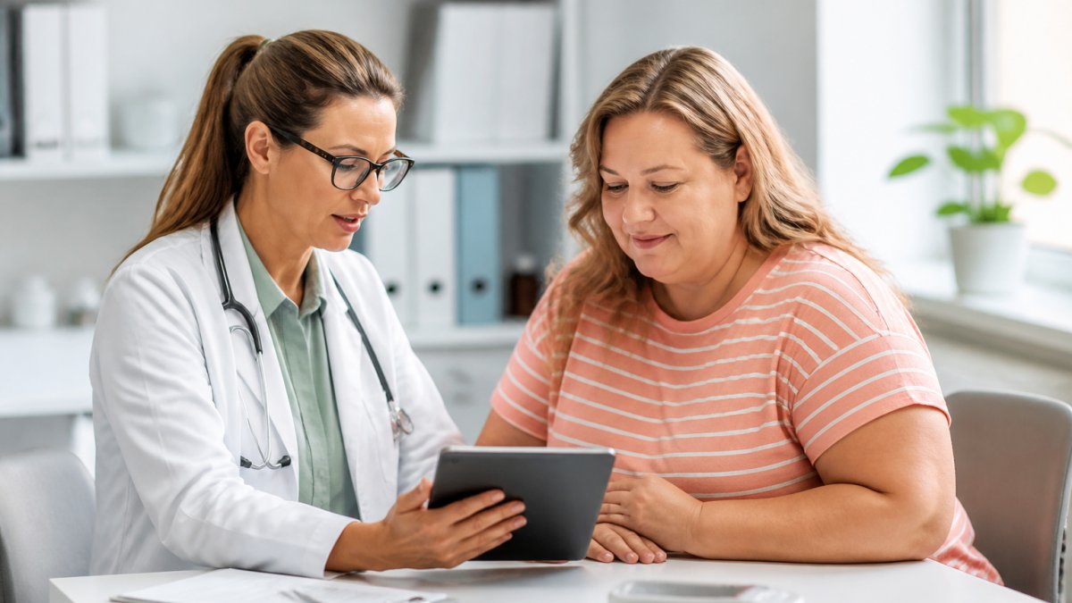 Doctor reviewing a weight loss progress chart and health data on a tablet to help a patient lose 15 pounds safely.