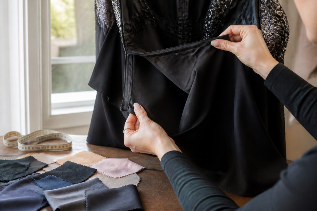 Infographic showing steps to inspect fabric quality at luxury dress boutiques by checking seams and lining.