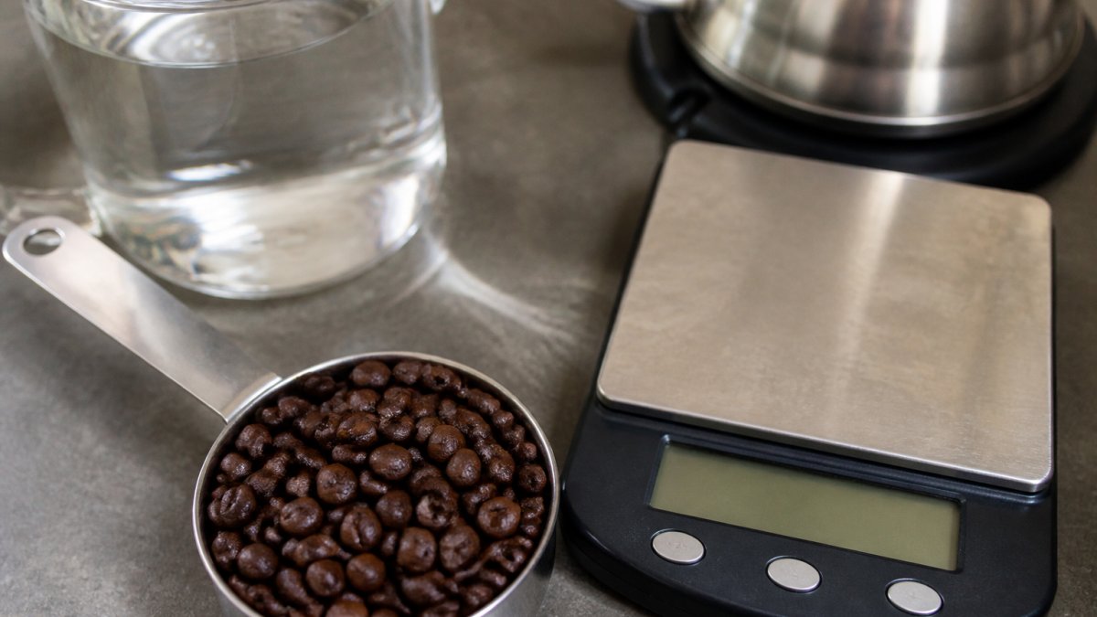 Diagram showing the precise measurement of coffee beans and water for a balanced espresso ratio