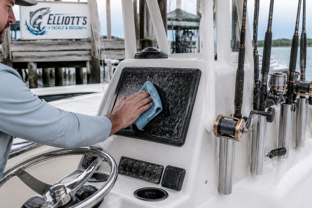 Infographic showing maintenance steps for marine GPS vs chartplotter units exposed to saltwater corrosion.
