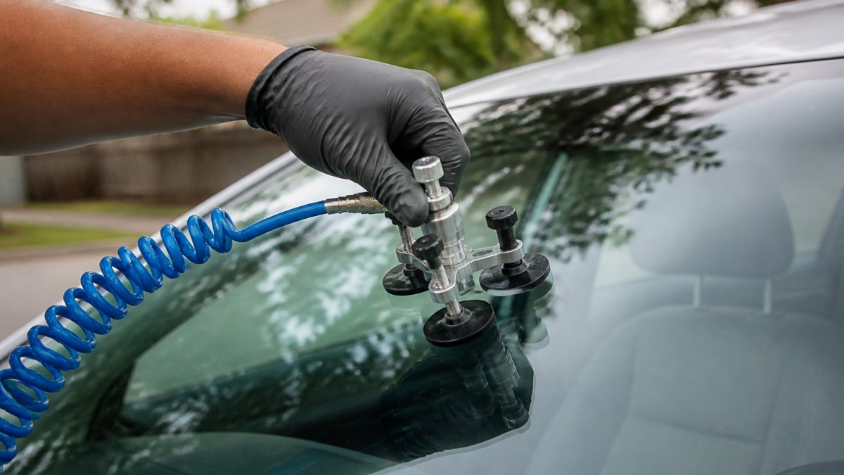 Step-by-step infographic illustrating the mobile windshield repair process on a damaged vehicle chip