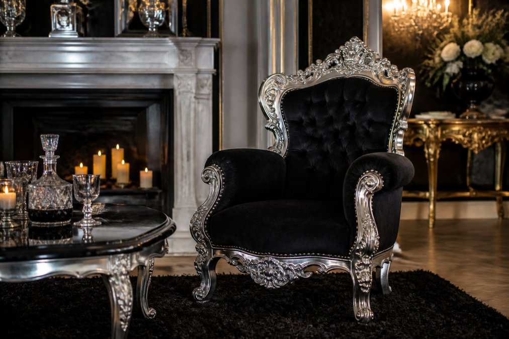 Eleganter schwarzer Barock Sessel mit silbernem Antik-Rahmen und feinen Schnitzereien in einem luxuriösen Wohnzimmer mit Marmorkamin, kristallklaren Accessoires und warmem Licht