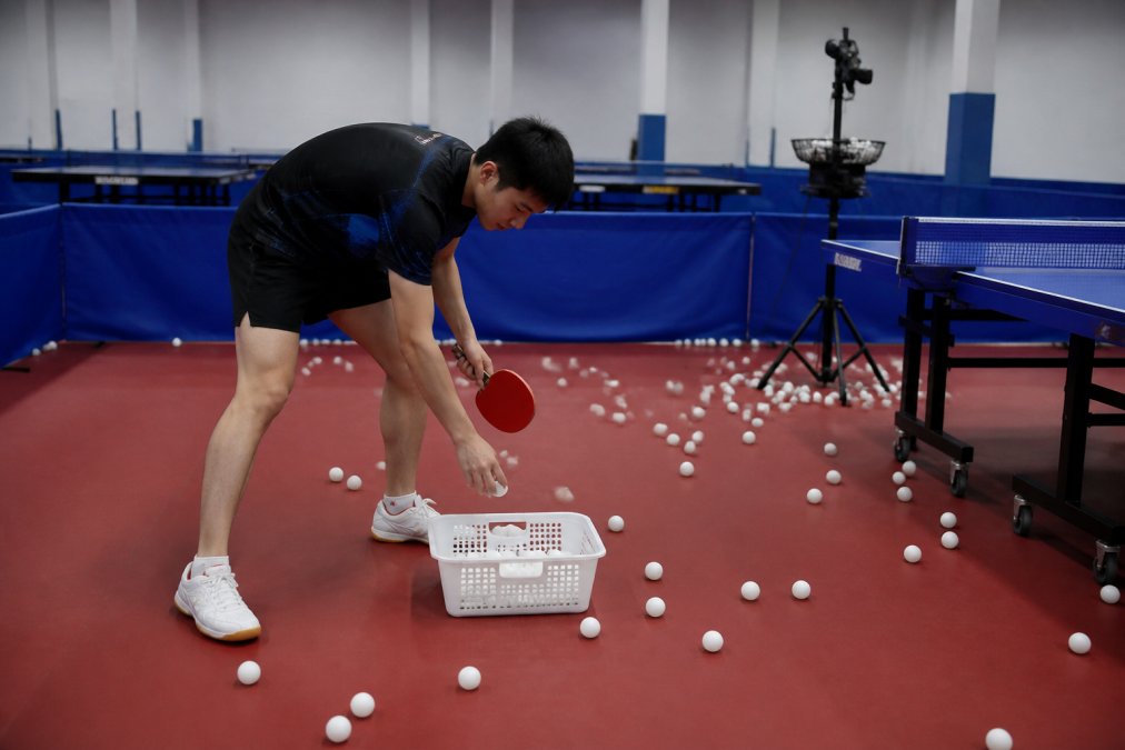 Comparison infographic showing manual versus automatic ball collection tools for table tennis players