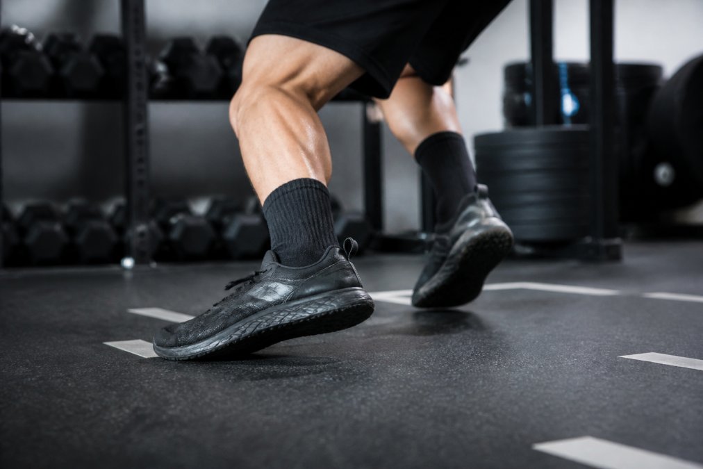 Diagram of cross-training shoe features for stability and injury prevention during high intensity training drills