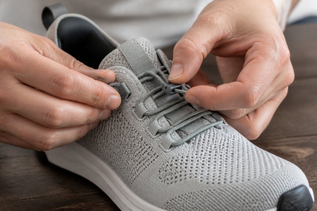 Step-by-step diagram showing how to install and secure elastic locking laces into a sneaker eyelet