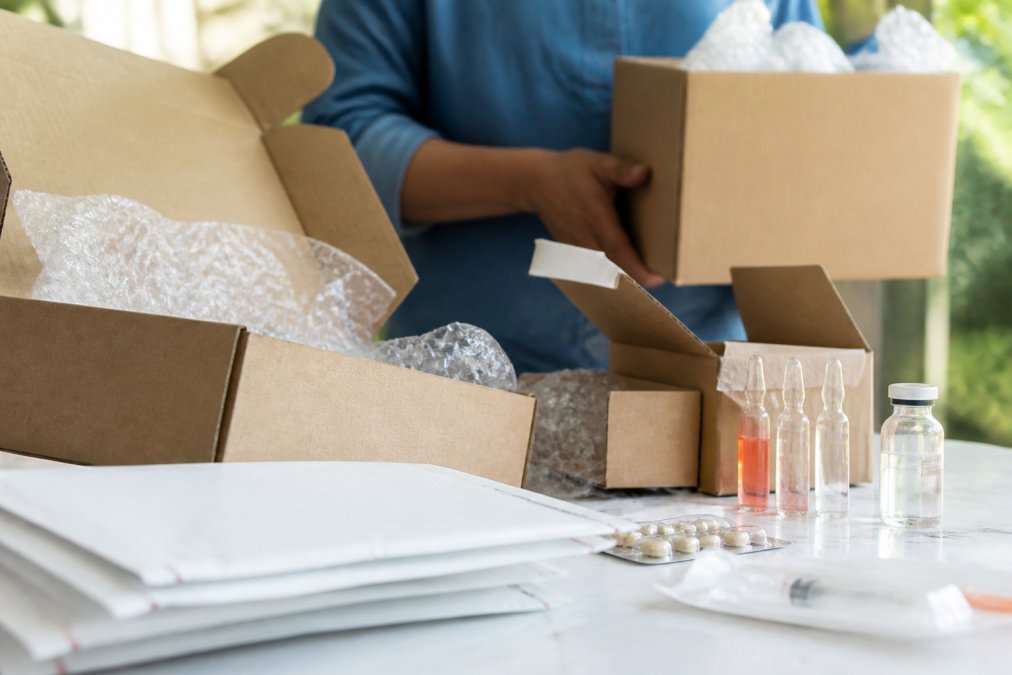 Online Health Stores vs Pharmacy Chains: Discounts & Shipping