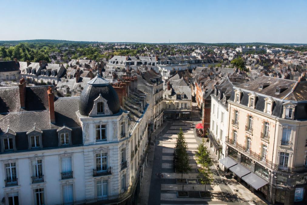 Vue aérienne du centre-ville historique de Montluçon avec ses rues pavées, ses bâtiments Art Déco et ses commerces actifs, montrant l'attrait pour les investisseurs immobiliers