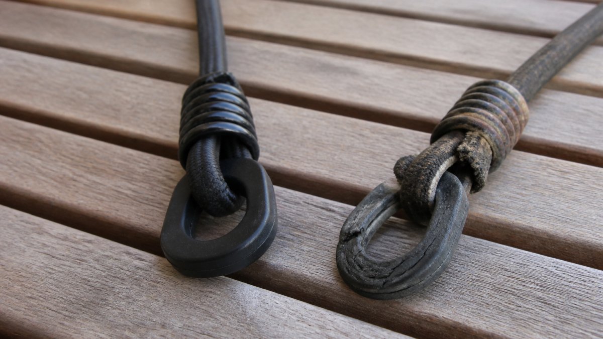 Nahaufnahme zweier Campingzubehörteile nebeneinander - ein hochwertiges Originalzubehör und ein Aftermarket-Produkt - mit sichtbaren Unterschieden in Verarbeitung, Material und Finish
