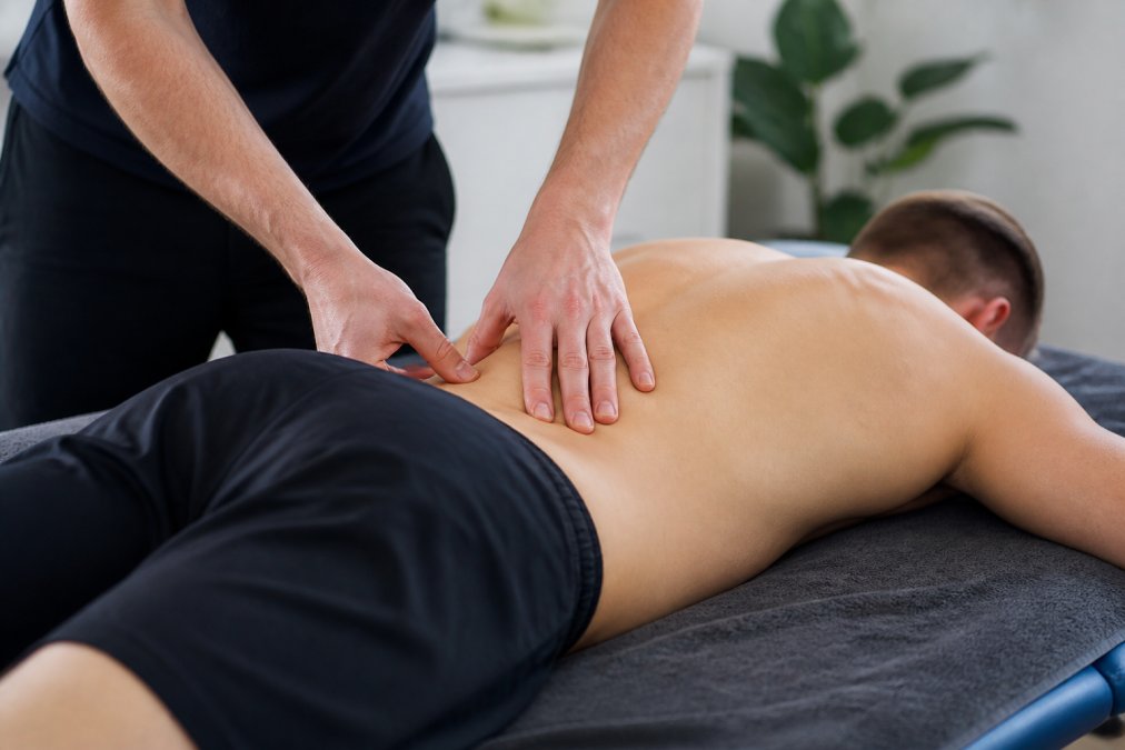Infographic illustrating the osteopathic assessment process for sports injury recovery in a clinical setting