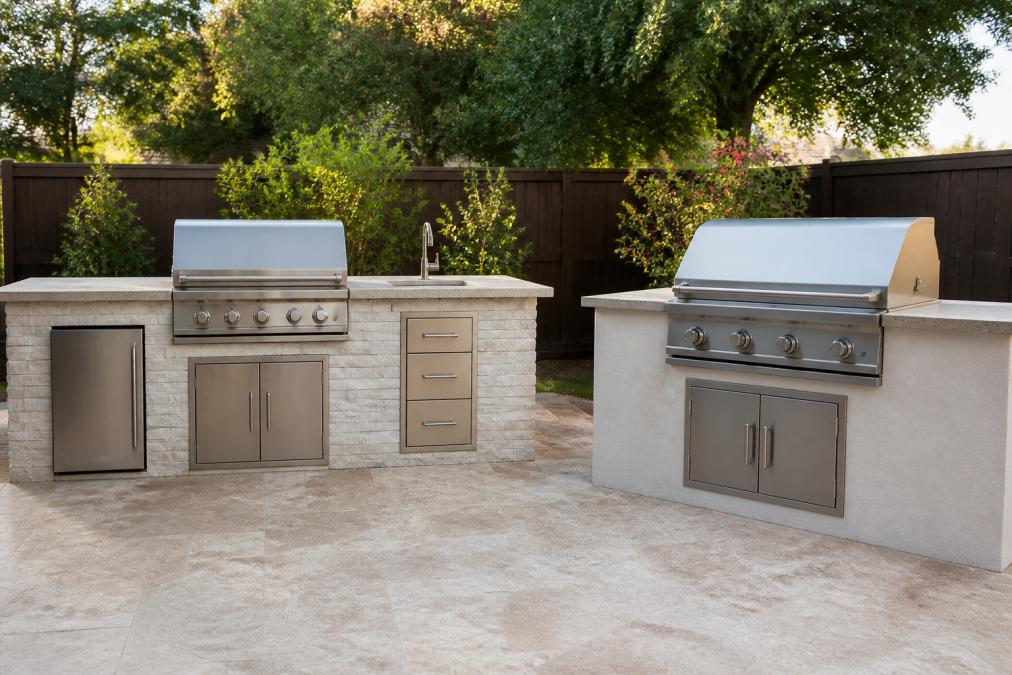 Outdoor Kitchen vs Built-In Grill for Small Backyards