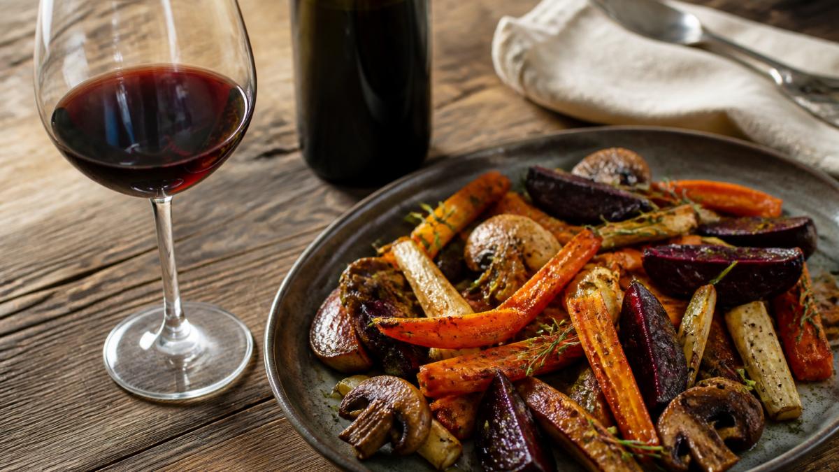 Infographic illustrating ideal wine pairings for roasted root vegetables, beetroot, and earthy mushrooms
