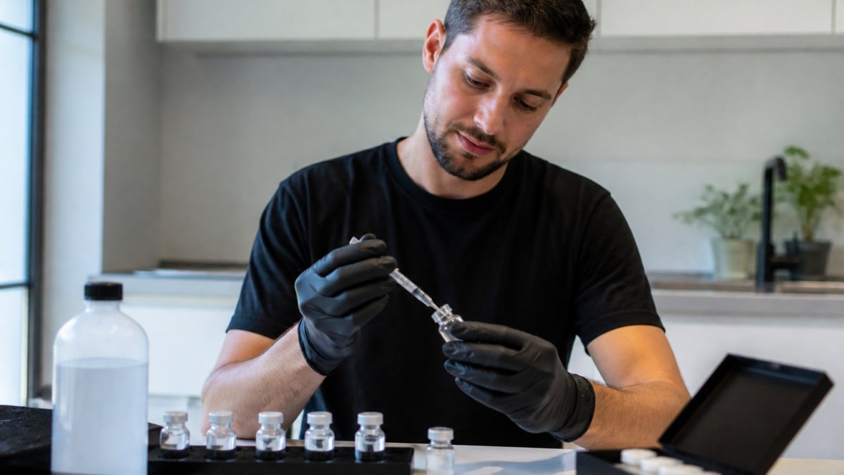 Professional demonstrating peptide dosering voor beginners technique in modern clinical setting with natural lighting