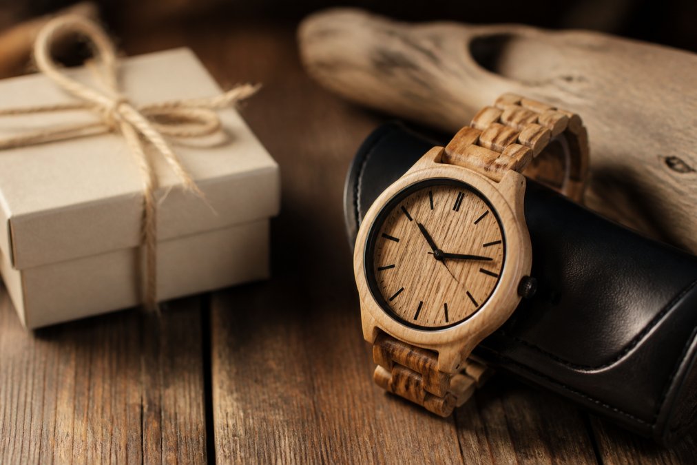 Infographic detailing the step-by-step process of crafting custom engraved wooden watches for meaningful gifts