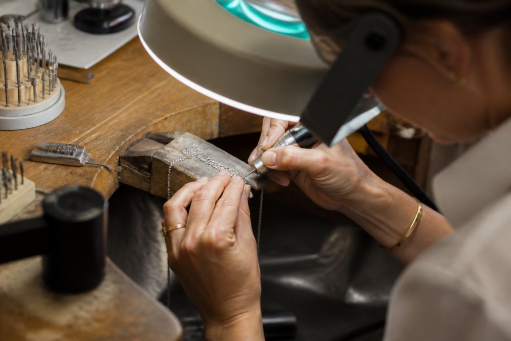 Software tools interface for Close for personalized jewelry vs mass produced