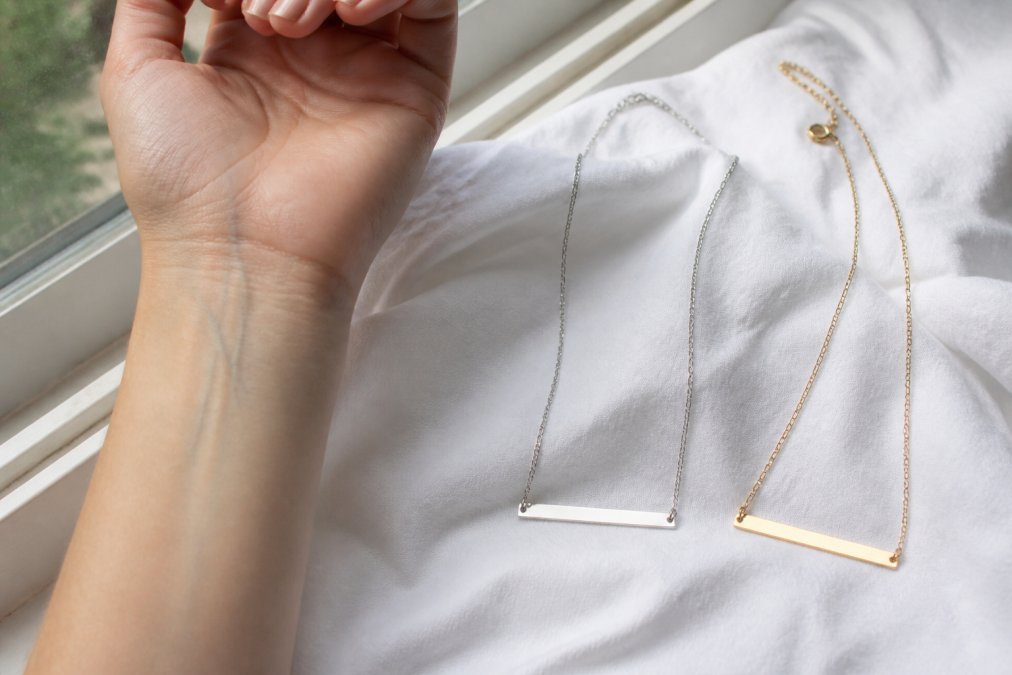 Diagram showing how to check wrist veins to choose between silver vs gold jewelry for your skin undertone.