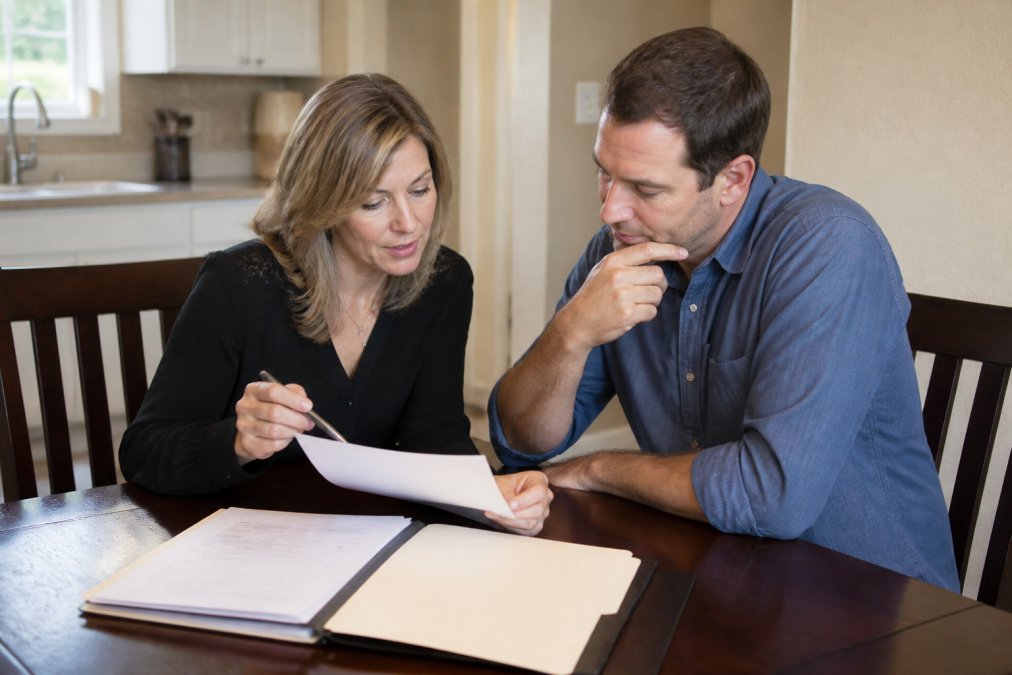 Process diagram for pillar home buyers vs direct cash buyers showing a homeowner reviewing a purchase agreement.