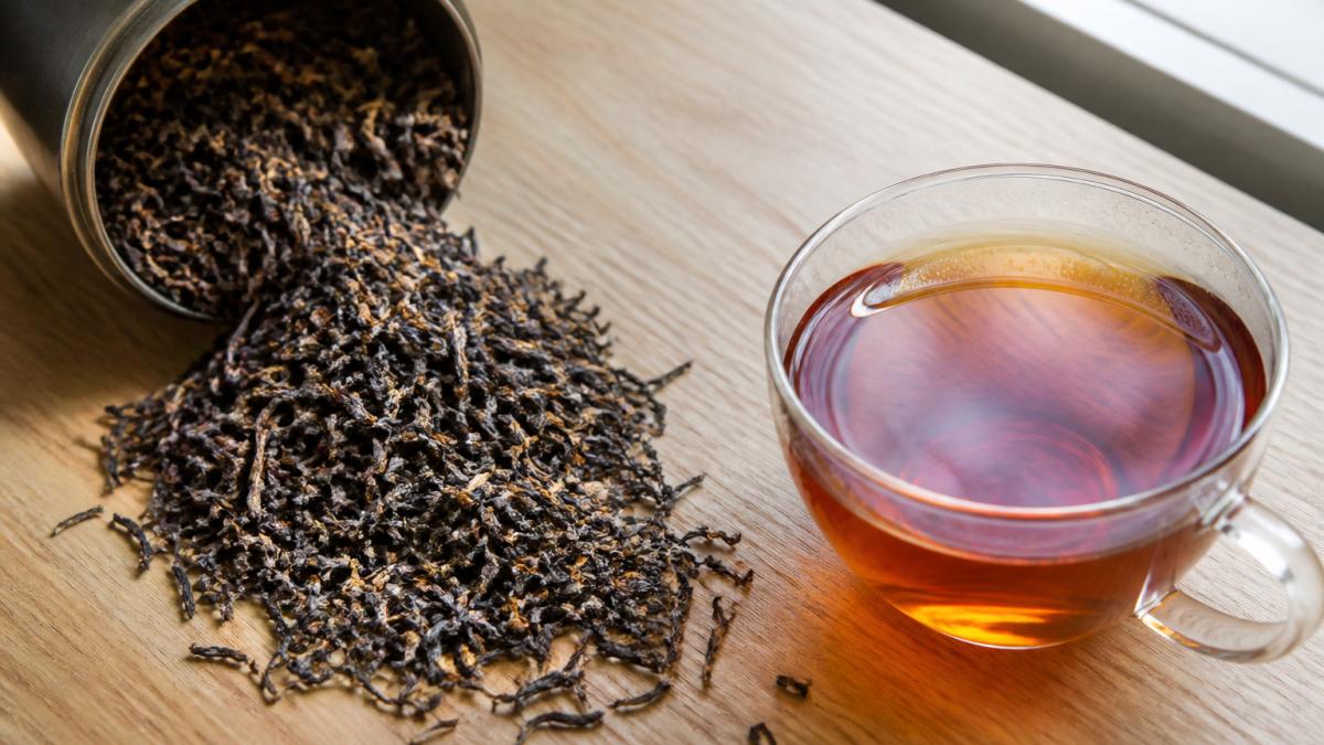 Infographic flowchart illustrating the quality factors and production stages of loose-leaf tea