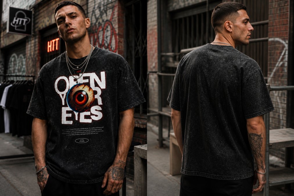 Person iført oversized streetwear-T-shirt og hoodie, står i naturligt lys og viser pasform, silhuet og sømmenes forarbejdning