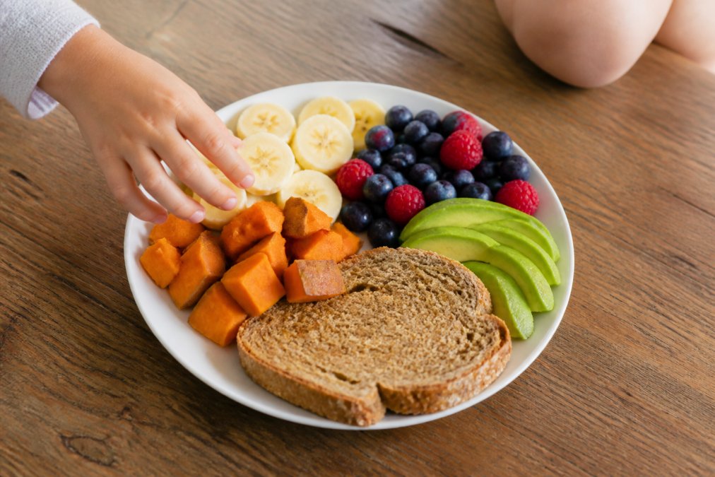 Infographic showing fiber-rich foods like bananas and avocado for toddler digestion and gut health