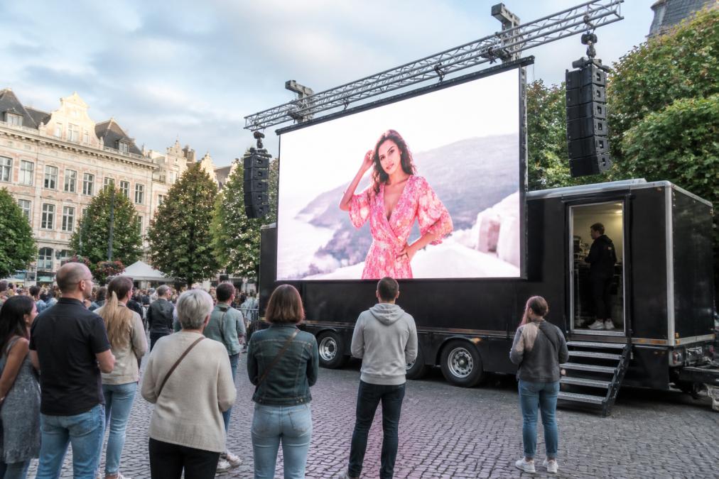 Groot LED scherm op een aanhangwagen tijdens een retail-evenement met professionele led schermen voor retail op een plein