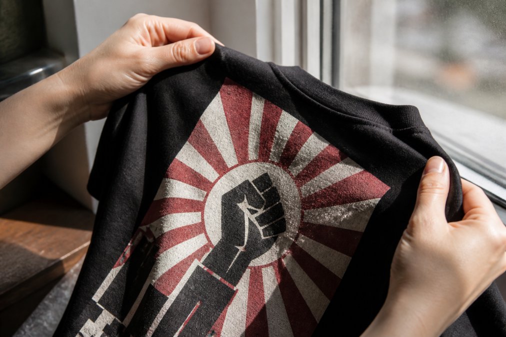 Diagram showing how to check the print quality and fabric texture of activist graphic tees under natural light