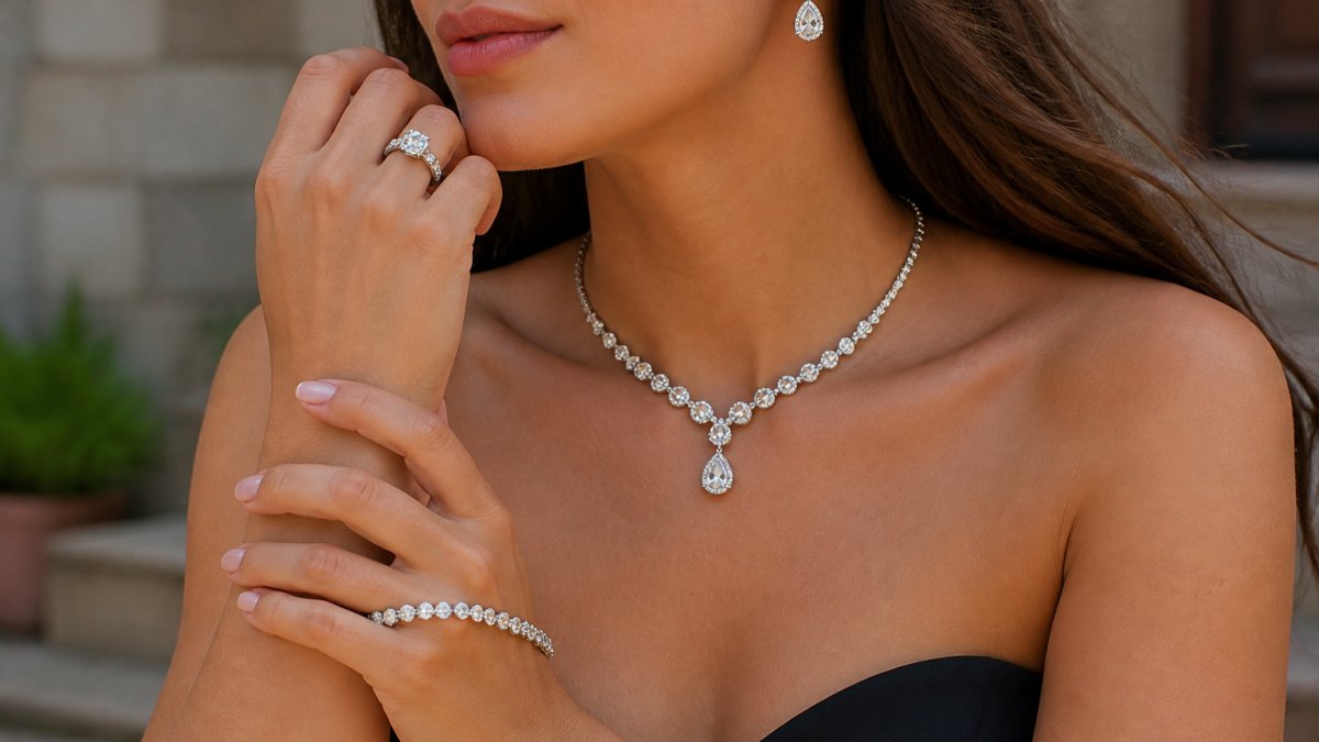 Femme portant une parure complète en moissanite étincelante sous une lumière naturelle douce