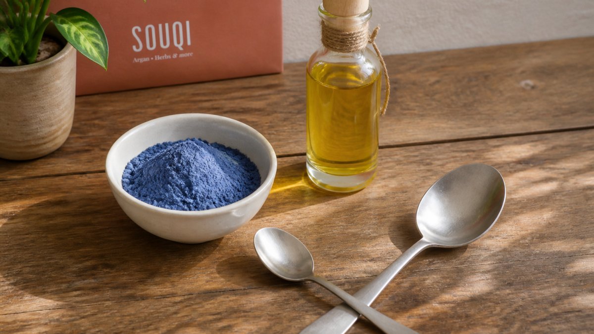 Stappenplan met benodigdheden zoals blauw poeder en arganolie voor een natuurlijk gezichtsmasker.