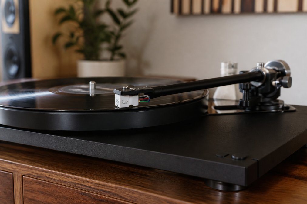 Diagram of the Rega Planar 3 RS signal path from the Nd5 cartridge to the record groove for optimal sound.