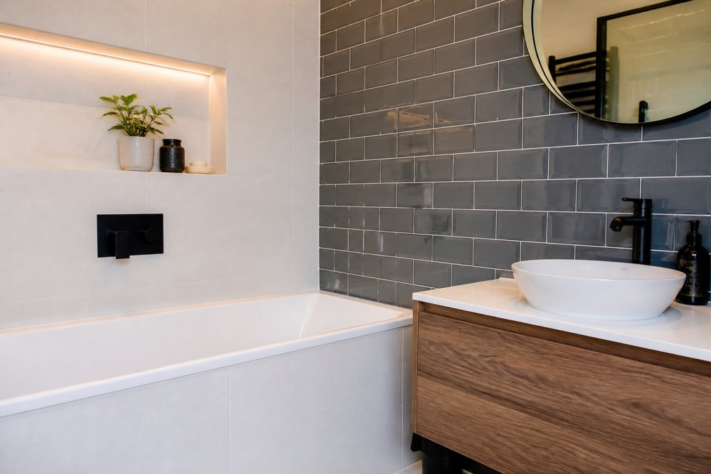Repairing vs Replacing Bathroom Tile Surfaces: 2026 Guide