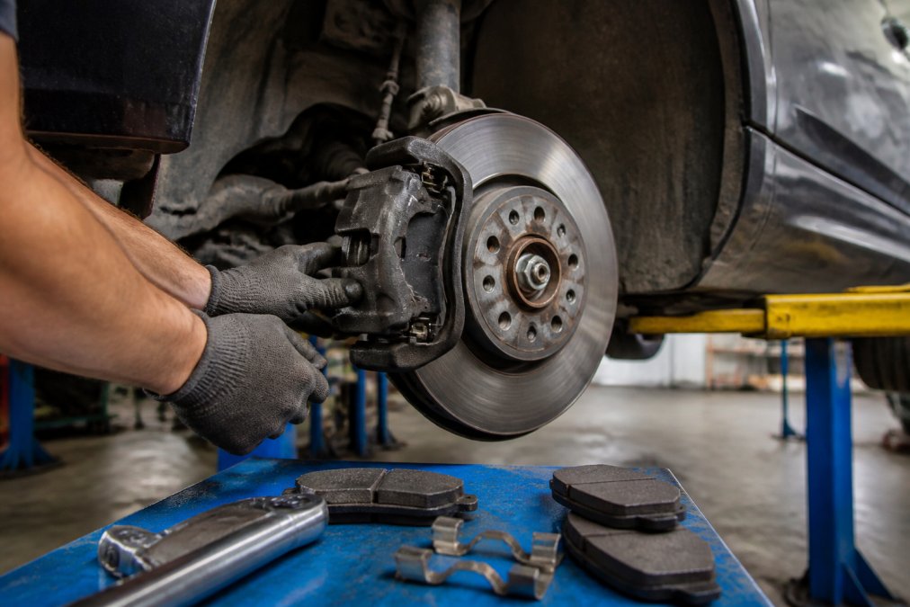 Replace Audi Q5 8R Brake Pads: DIY Step-by-Step Guide