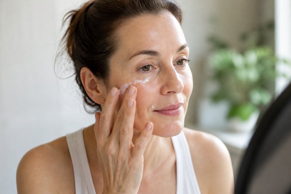 Diagram comparing retinol vs peptides application techniques for sensitive skin and fine lines