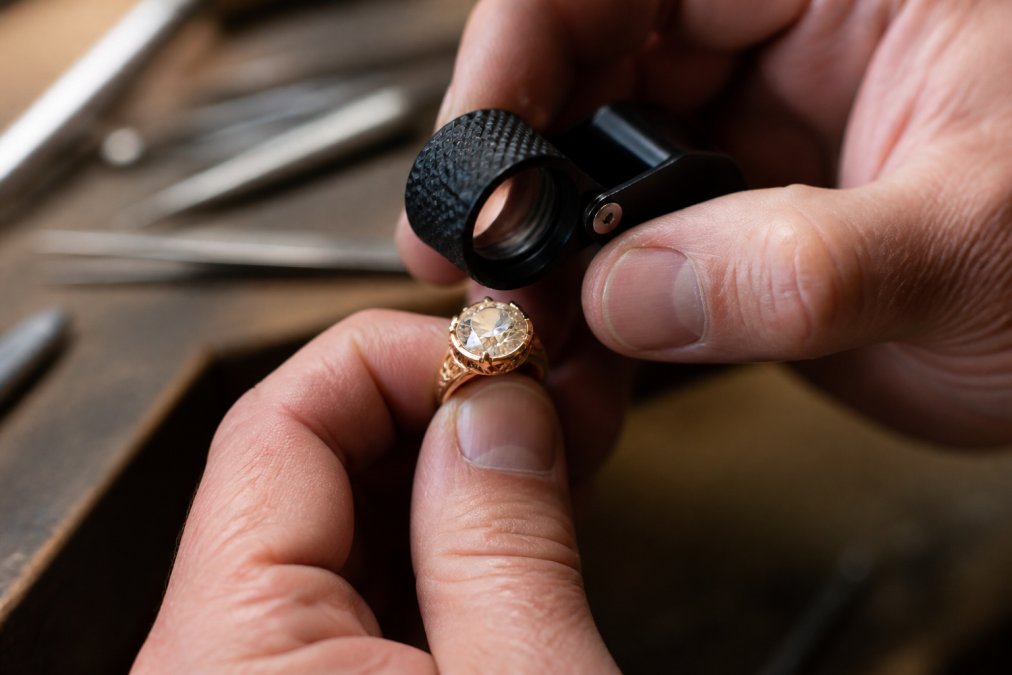 Diagram detailing the signature features of retro engagement rings, including Old European cut facets and filigree.